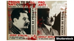Фрагмент зношеної листівки із чеськими марками, на яких зображені портрети Сталіна і Гітлера із зазначенням числа людей, знищених цими двома диктаторами