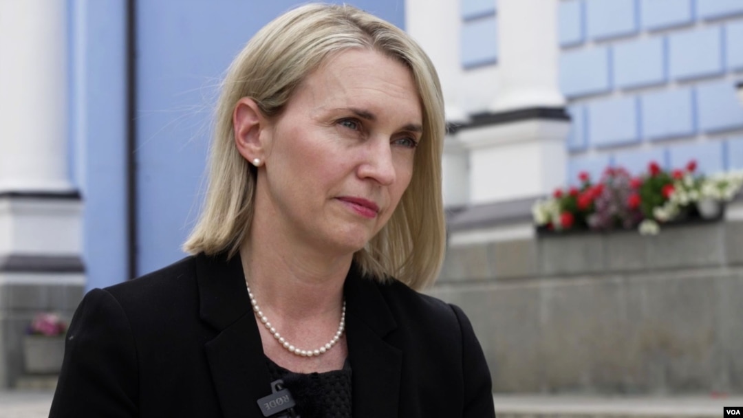 Ambasadorul SUA în Ucraina, Bridget Brink, în timpul unui interviu acordat pentru Vocea Americii în fața mănăstirii Sf. Mihai cu Cupolă de Aur - Kiev, iunie 2022.