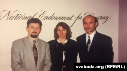 Надія Дюк разом з лідерами білоруської опозиції Сергієм Наумчиком та Зеноном Позняком, Вашингтон, липень 1996 року