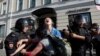 Поліція затримує протестувальницю під час акції опозиції в Москві 27 липня 2019 року