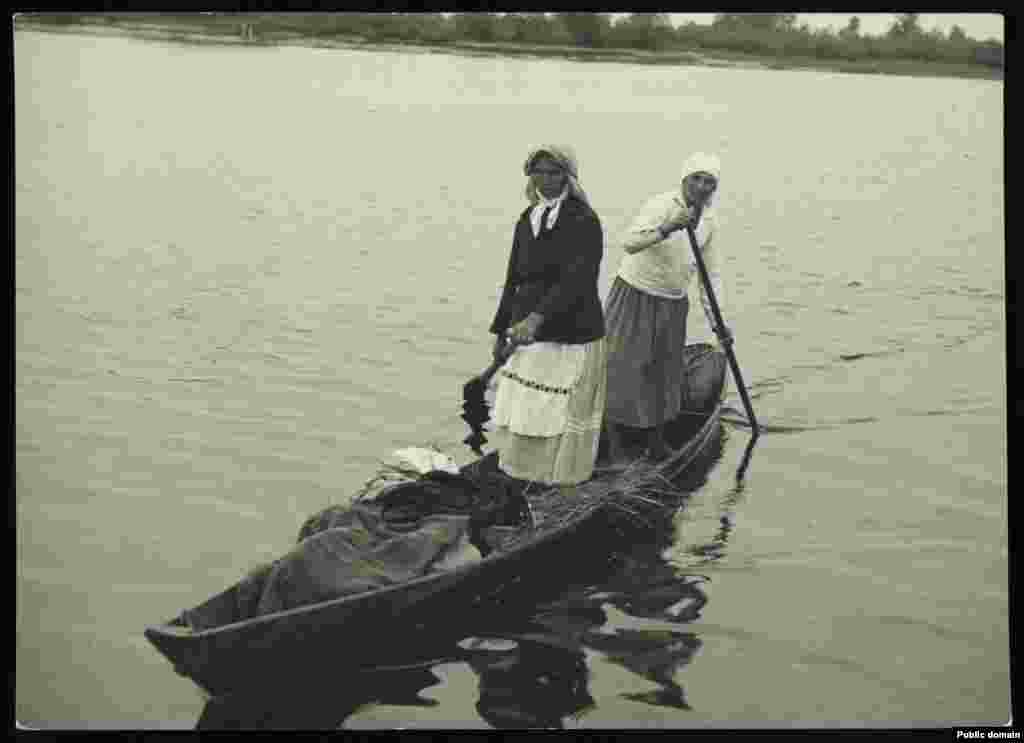 Переправа на лодке через реку Пину.