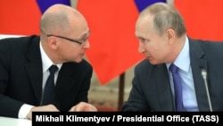 Президент Росії Володимир Путін (праворуч) і перший заступник керівника адміністрації президента РФ Сергій Кирієнко