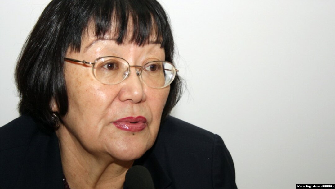 Массажист өз клиентінің кискасының ішіне қатты кіреді. Онлайн көру.