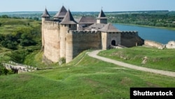 Хотинська фортеця – фортеця XIII–XVIII століть у місті Хотині на Дністрі, що у Чернівецькій області