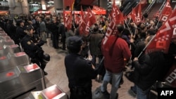 Мадридте наразылық шеруін өткізіп тұрған испандықтар. Испания, 14 қараша 2012 жыл.