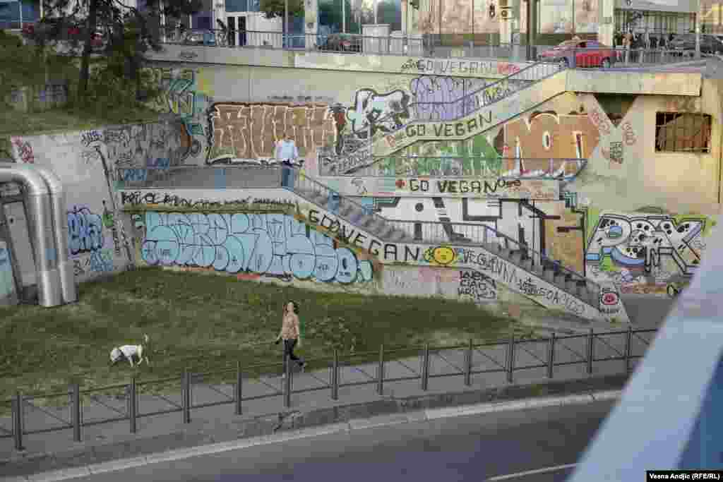 Grafiti na silazu sa Kosančićevog venca, ka Brankovom mostu u centru Beograda