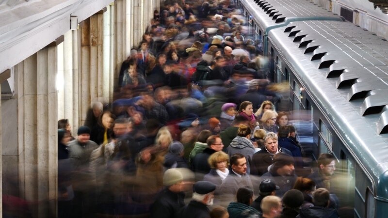 Москва метроси тоннелида яна бир неча минг йўловчи поездлар билан бирга қамалиб қолди 