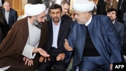 Иран президенті Махмуд Ахмадинежад (ортада). Әзербайжан, Баку, 18 қараша 2010 жыл. (Көрнекі сурет)