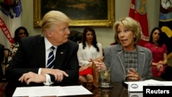 MInistra Educației, Betsy DeVos și președinele Donald Trump la Casa Albă, la o întâlnire cu părinți și elevin, 14 feburarie 2017 