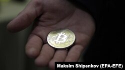 Criptomonedele sunt văzute de micii investitori ca o metodă rapidă de îmbogățire. Există, însă, și reversul medaliei. 