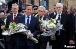 Прем'єр-міністр Великобританії Дейвід Камерон (другий ліворуч), лідер Лейбористської партії Джеремі Корбін (праворуч), Джон Берков, спікер палати громад (другий праворуч) та лейборист Хіларі Бенн вшановують пам'ять Джо Кокс. 17 червня 2016 року