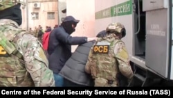 Сотрудники ФСБ проводят обыски и задерживают крымских татар. Крым, март 2019 года