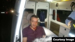 Հայաստան -- Քաղաքացիական ակտիվիստ Սուրեն Սաղաթելյանը Երևանում հարձակման ենթարկվելուց հետո շտապօգնության մեքենայով տեղափոխվում է Երևան, 5-ը սեպտեմբերի, 2013թ․