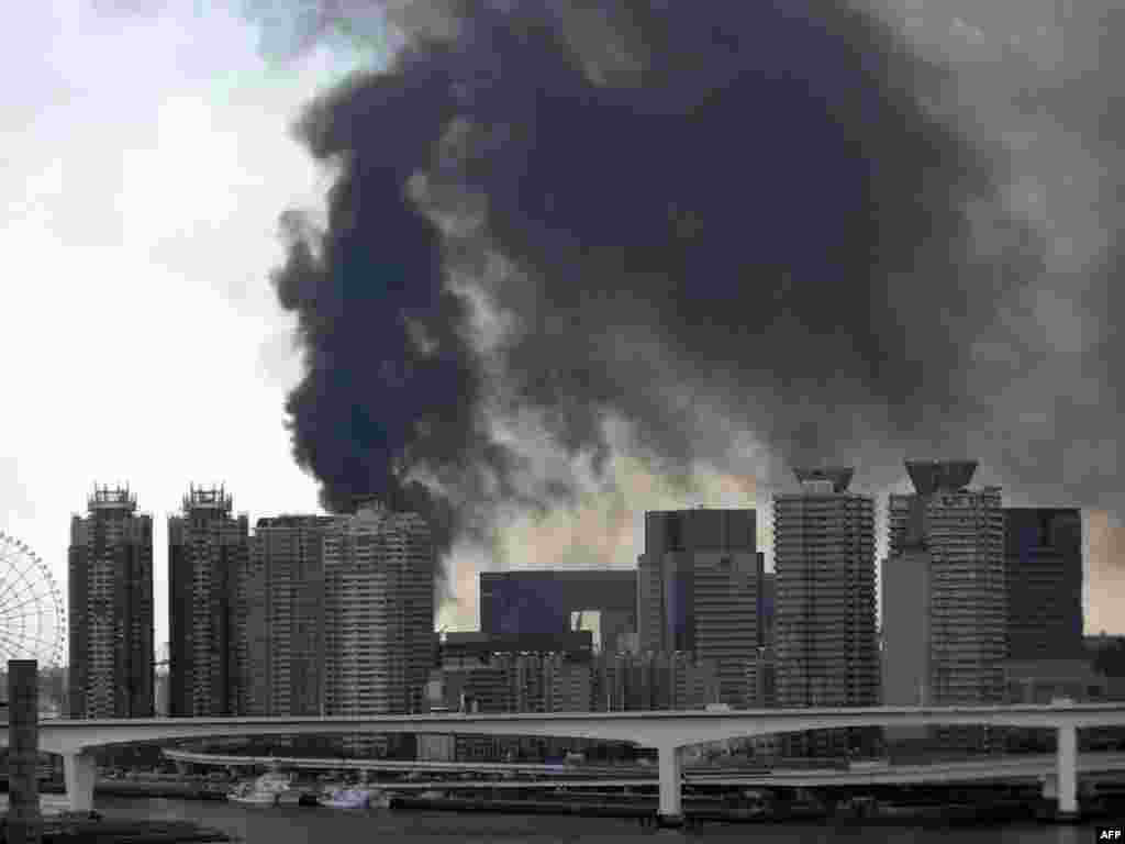 Japan -- Black smoke raises from a building in Tokyo's waterfront Daiba, 11Mar2011 - Япония, Токио: Черный дым поднимается из здания на набережной Daiba в Токио 11 марта 2011 года