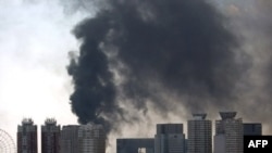 Дым над Токио после землетрясения. 11 марта 2011 г
