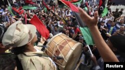 Либијците ја прослауваат смртта на Гадафи на плоштадот во Триполи