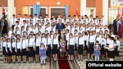 Президент Таджикистана Эмомали Рахмон с молодежью Куляба.
