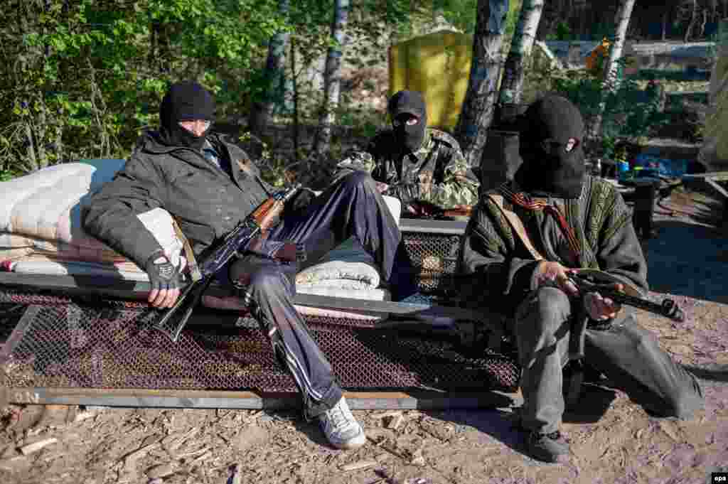 Проросійські бойовики на контрольно-пропускному пункті біля села Червоний Лиман в Донецькій області, 24 квітня 2014 року