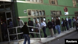 Малага қаласының жұмыс беру орталығының алдындағы кезекте тұрған жұмыссыздар. Испания, 4 мамыр 2012 жыл.