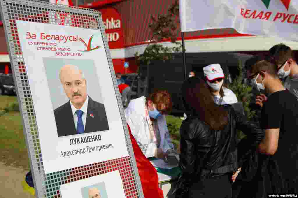 У гэтыя выбары лёзунг Аляксандра Лукашэнкі: &laquo;За Беларусь суверэнную, справядлівую, бяспечную&raquo;