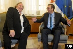 Depardieu la Belgrad cu premierul sârb Aleksandar Vucic pe care a mers să-l felicite pentru că nu a introdus sancțiuni împotriva Rusiei, 4 septembrie, 2014