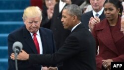 Барак Обама вітає Дональда Трампа перед складанням присяги, Вашингтон, 20 січня 2017 року