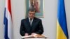 Президент Порошенко делает запись в книге соболезнований посольства Нидерландов на Украине