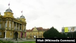 "Propadamo a bavimo se ulicama i trgovima" (na fotografiji: Trg maršala Tita, Zagreb)