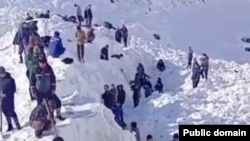 Кар көчкүдө калган адамды издөө иштери. Кара-Кулжа. 3-февраль, 2026-жыл. (ӨКМдин тасмасынан скриншот)