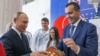 Россия президенти Владимир Путин (чапда) ва Халқаро бокс ассоциацияси (IBA) президенти Умар Кремлёв Москванинг Лужники спорт саройида очилган Халқаро бокс марказини кўздан кечирмоқда, 2022 йил 10 сентябрь куни. (АРХИВ)