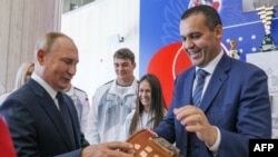 Россия президенти Владимир Путин (чапда) ва Халқаро бокс ассоциацияси (IBA) президенти Умар Кремлёв Москванинг Лужники спорт саройида очилган Халқаро бокс марказини кўздан кечирмоқда, 2022 йил 10 сентябрь куни. (АРХИВ)