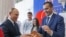 Россия президенти Владимир Путин (чапда) ва Халқаро бокс ассоциацияси (IBA) президенти Умар Кремлёв Москванинг Лужники спорт саройида очилган Халқаро бокс марказини кўздан кечирмоқда, 2022 йил 10 сентябрь куни. (АРХИВ)