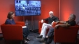 Jurnalistul Petre Mihai Băcanu și scriitorul Stelian Tănase în studioul Europa Liberă, București, 10 iunie 2025. Au fost implicați direct în organizarea manifestației maraton din Piața Universității din 1990, pentru democrație de tip occidental, și nu perestroika à la Moscova. 