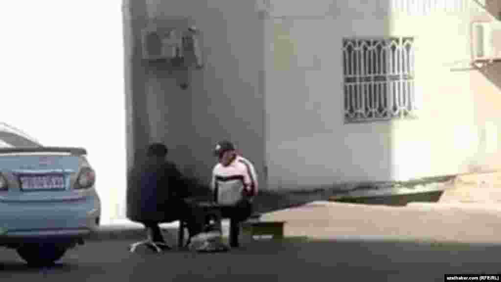 Aşgabadyň köp gatly ýaşaýyş jaýlarynyň umumy howlusynda