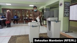 Один из избирательных участков в Кыргызстане. 11 апреля 2021 года. 
