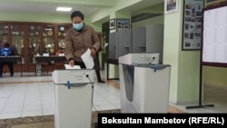 Один из избирательных участков в Кыргызстане. 