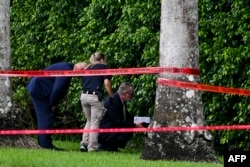 Oamenii legii inspectează urmele lăsate de Routh la câmpul de golf de la West Palm Beach, Florida, la 16 septembrie.