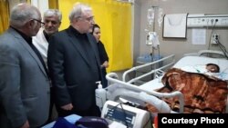 وزیر بهداشت در دیدار از یک مصدوم حادثه کرمان