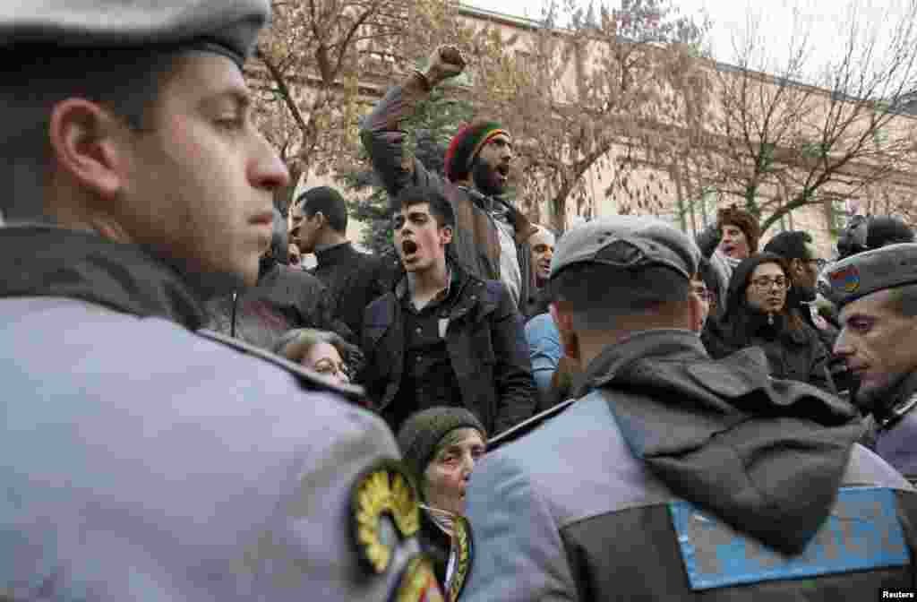 Armenija - Protest pristalica predsjedničkog kandidata Raffija Hovannisiana u Jerevanu, 19. februar 2013. Foto: REUTERS / David Mdzinarishvili  