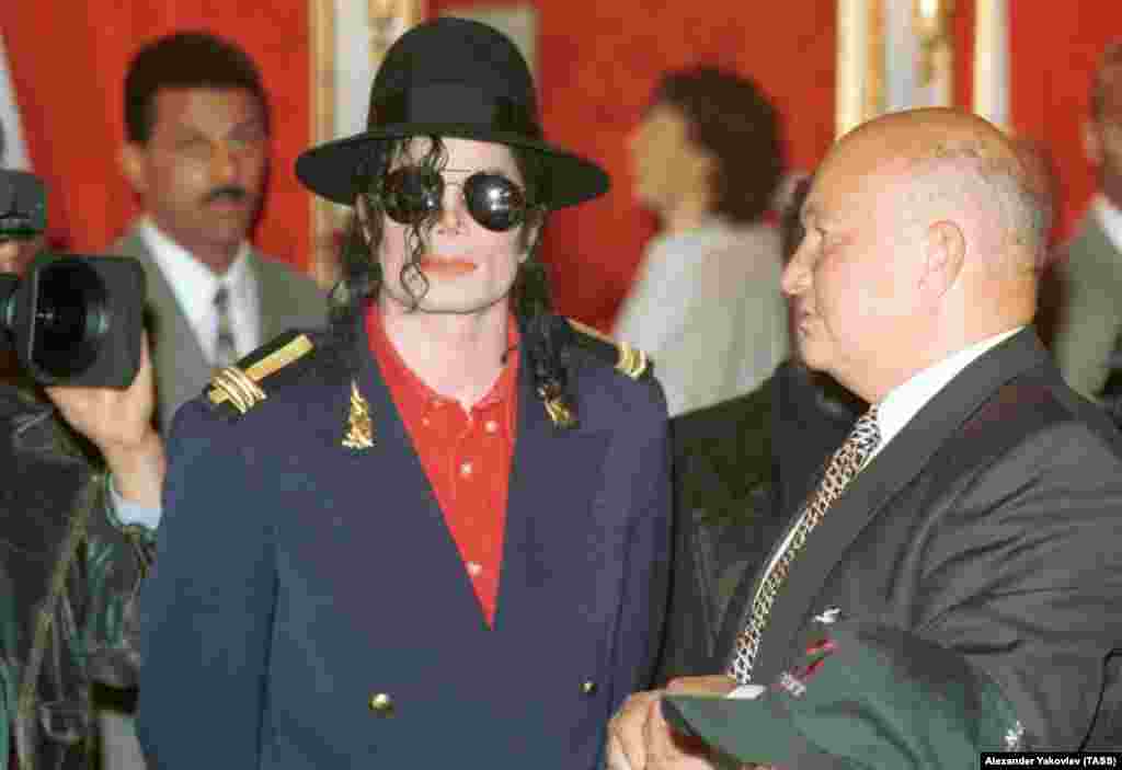 Luzhkov (right) hosts a reception for American pop singer Michael Jackson at his Moscow office. Jackson was in Moscow as part of his HIStory World Tour on September 16, 1996.