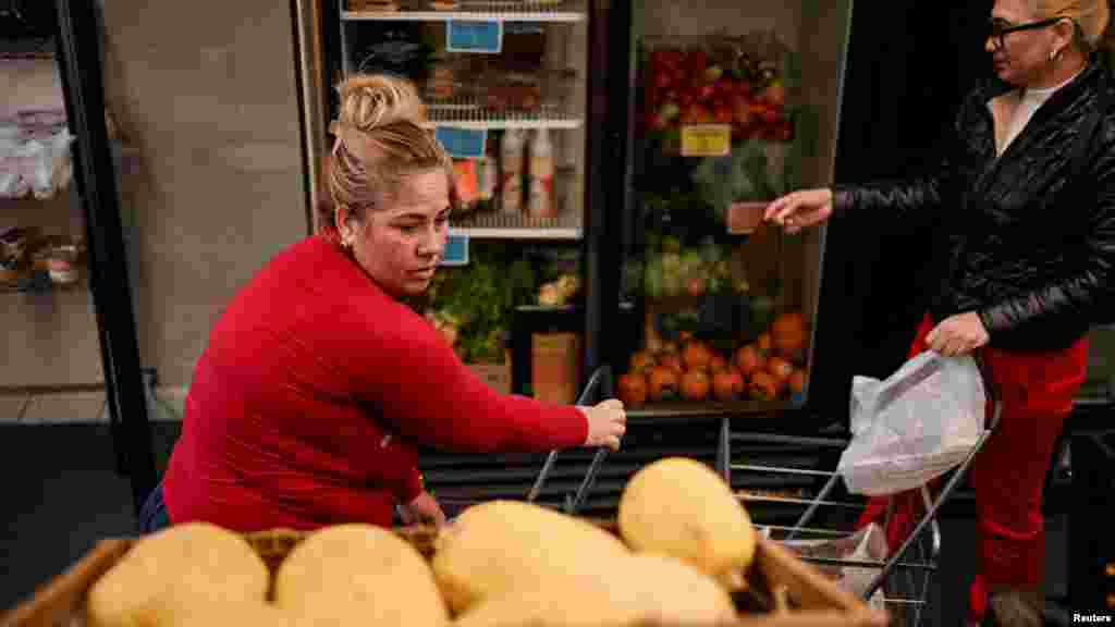 Az egyik lerakat üzemeltetője szerint normál esetben naponta öt-tíz ember érkezik ételért, mostanra azonban már naponta 50–75, vagy akár még több segírtséget kérő is érkezik