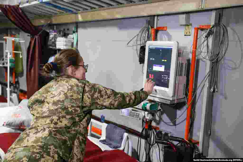 Ольга Ласточкіна – лікарка-анестезіологиня, ординаторка медичної служби відділення евакуації залізничним транспортом показує обладнання реанімаційного вагона