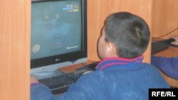 Кыргызстандагы компьютердик клубдарда ойногон балдардын бири.