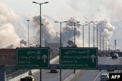 Vozila na autoputu dok se dim diže nakon napada na iransku prestonicu Teheran 5. marta 2026.