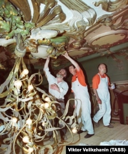Рабочие осматривают лепнину в интерьере Елисеевского гастронома во время капитального ремонта в 2003 году.