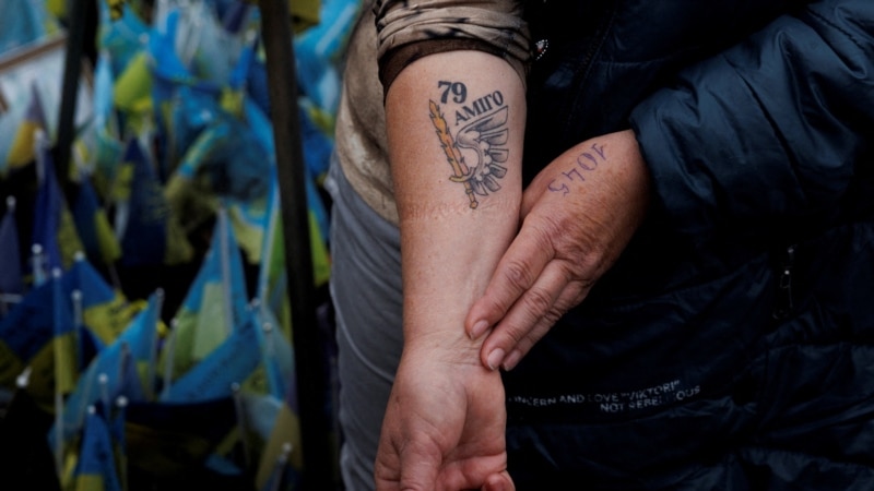 „გლოვის თანამედროვე რიტუალი“. უკრაინელები ტატუებს იკეთებენ დაღუპული ახლობლებისა და ოკუპირებული სახლების სახსოვრად