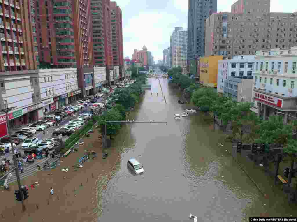Az utcák folyókká változtak Csengcsouban