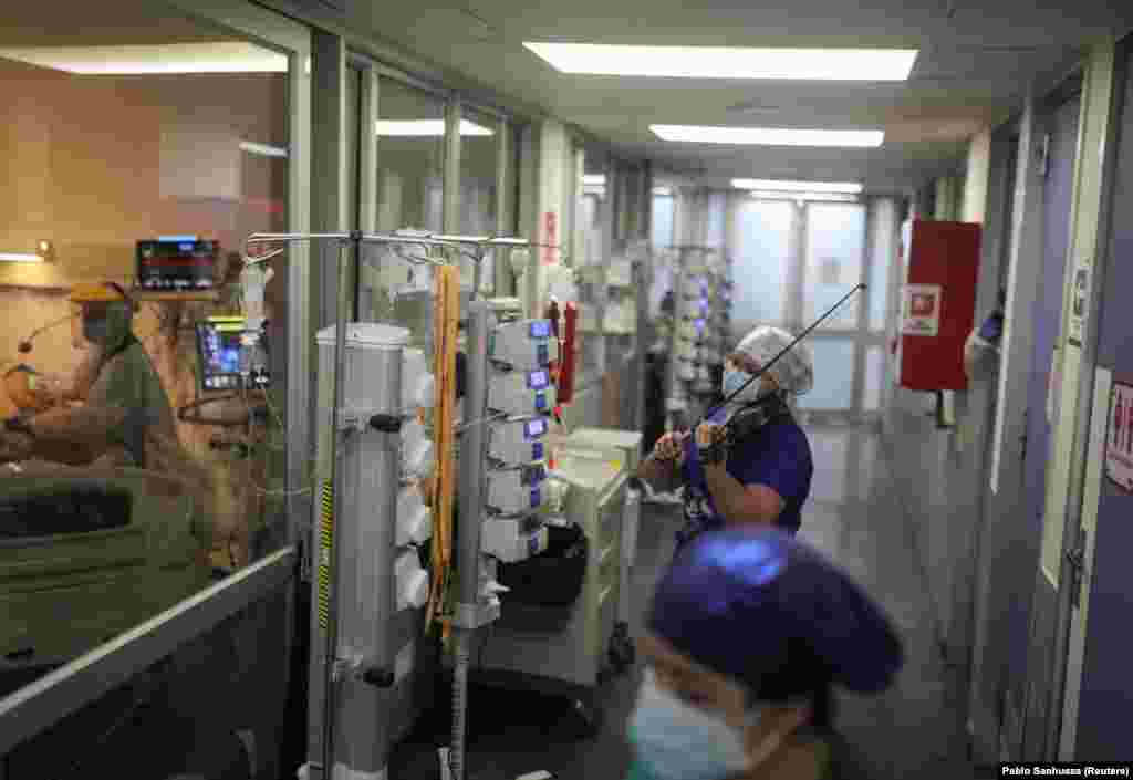 ჩილელი მედდა ვიოლინოს უკრავს კორონავირუსით დაავადებული პაციენტის გასამხნევებლად.