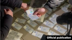 Помеченные банкноты, Бишкек. 22 февраля 2021 г. (фото ГКНБ)