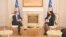 Kryeministri në detyrë, Avdullah Hoti gjatë një takimi në presidencë me ushtruesen e detyrës së presidentit, Vjosa Osmanin. 